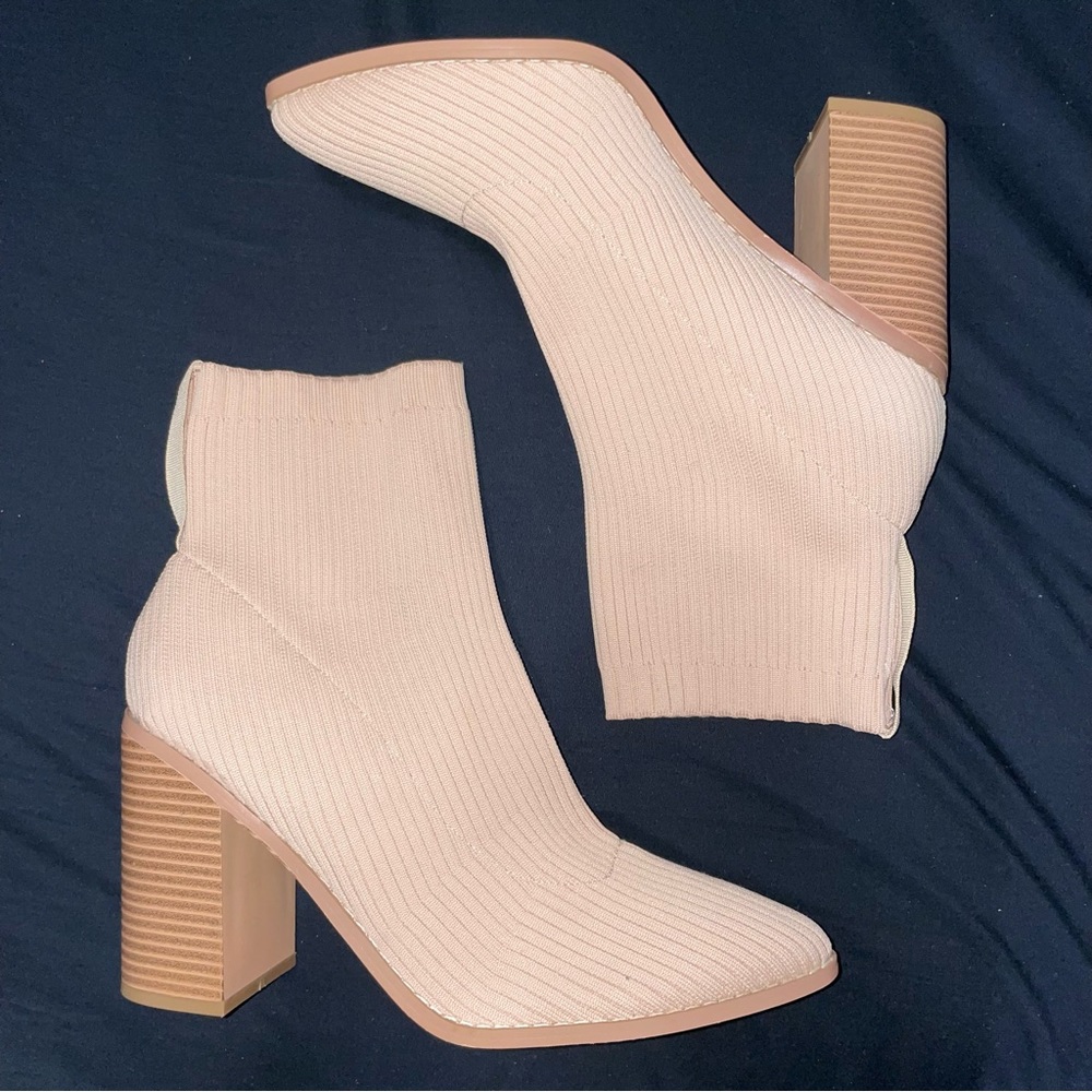 Pretty tan sock boots 👢